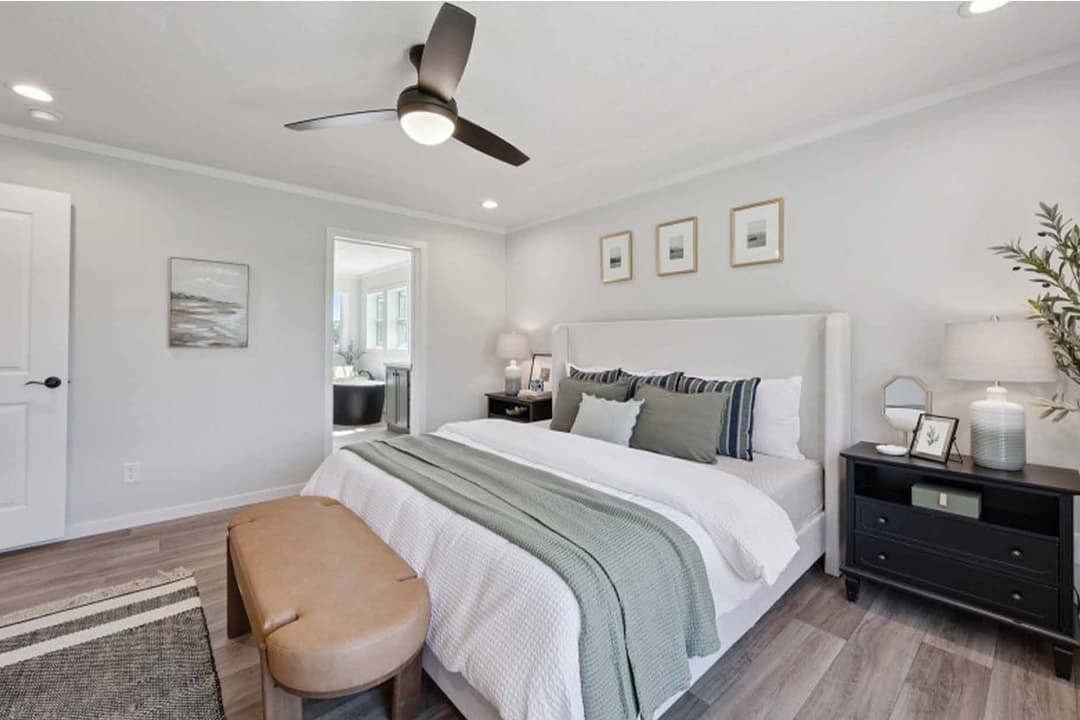 Axis 32563n bedroom home features