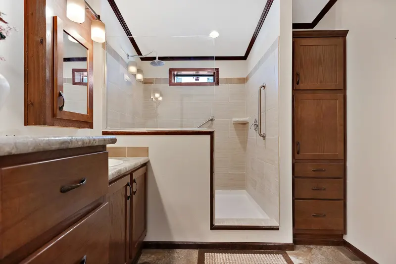 Lexington a243 bathroom home features