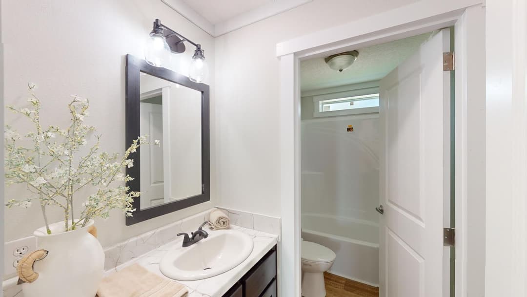 Chc3264-200 bathroom home features