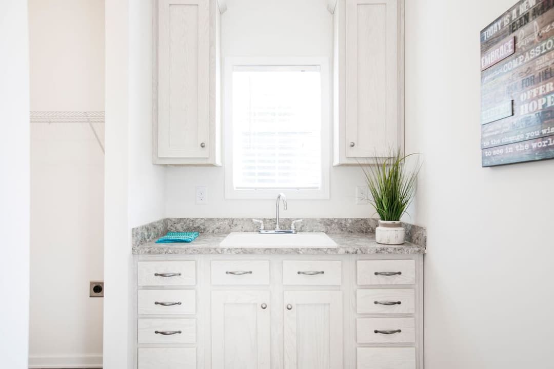 1558 jamestown interior home features