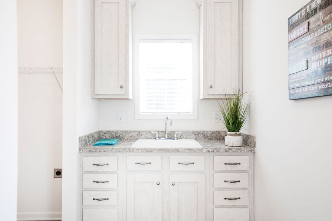 1558 jamestown interior home features