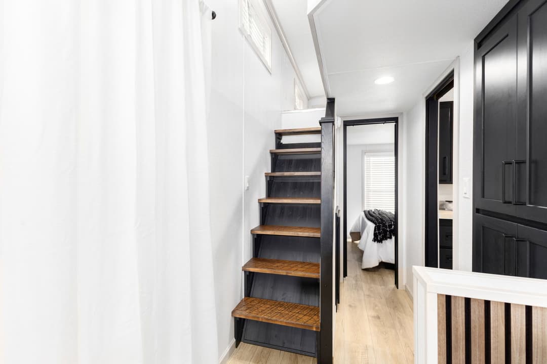 Island 6376 interior home features