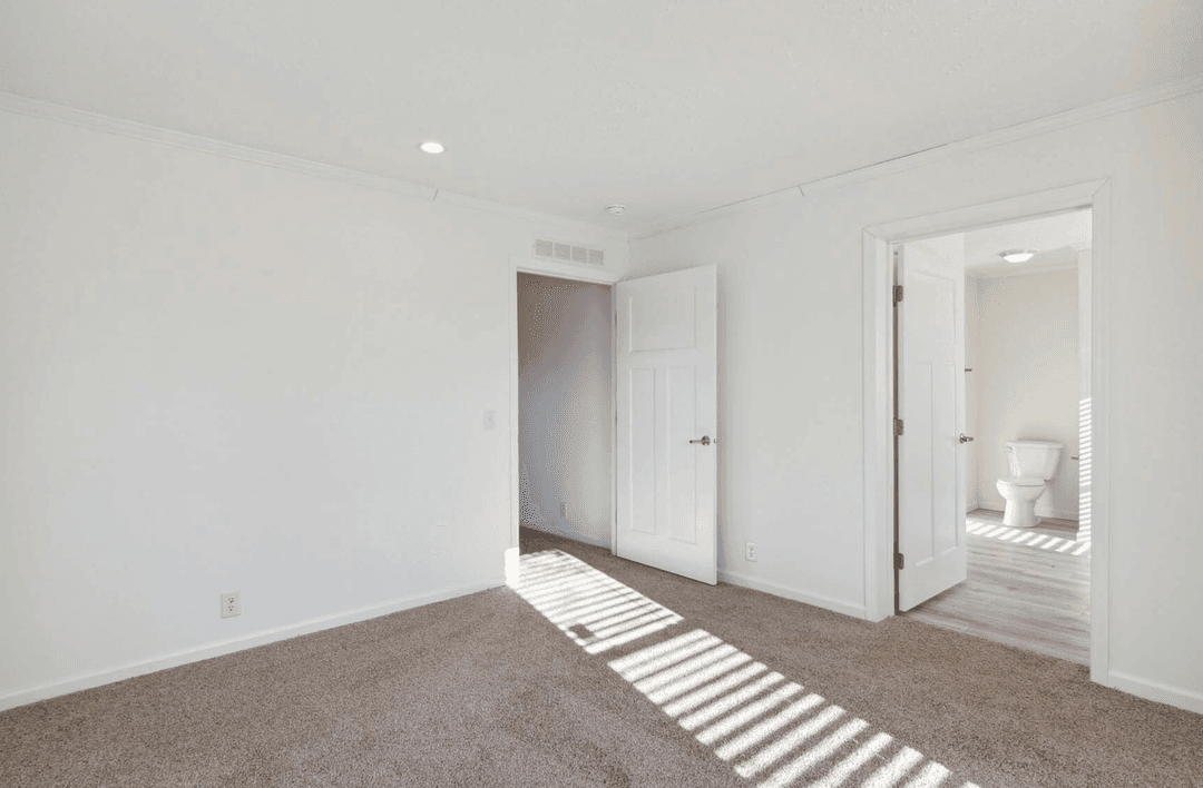 N679 bedroom home features