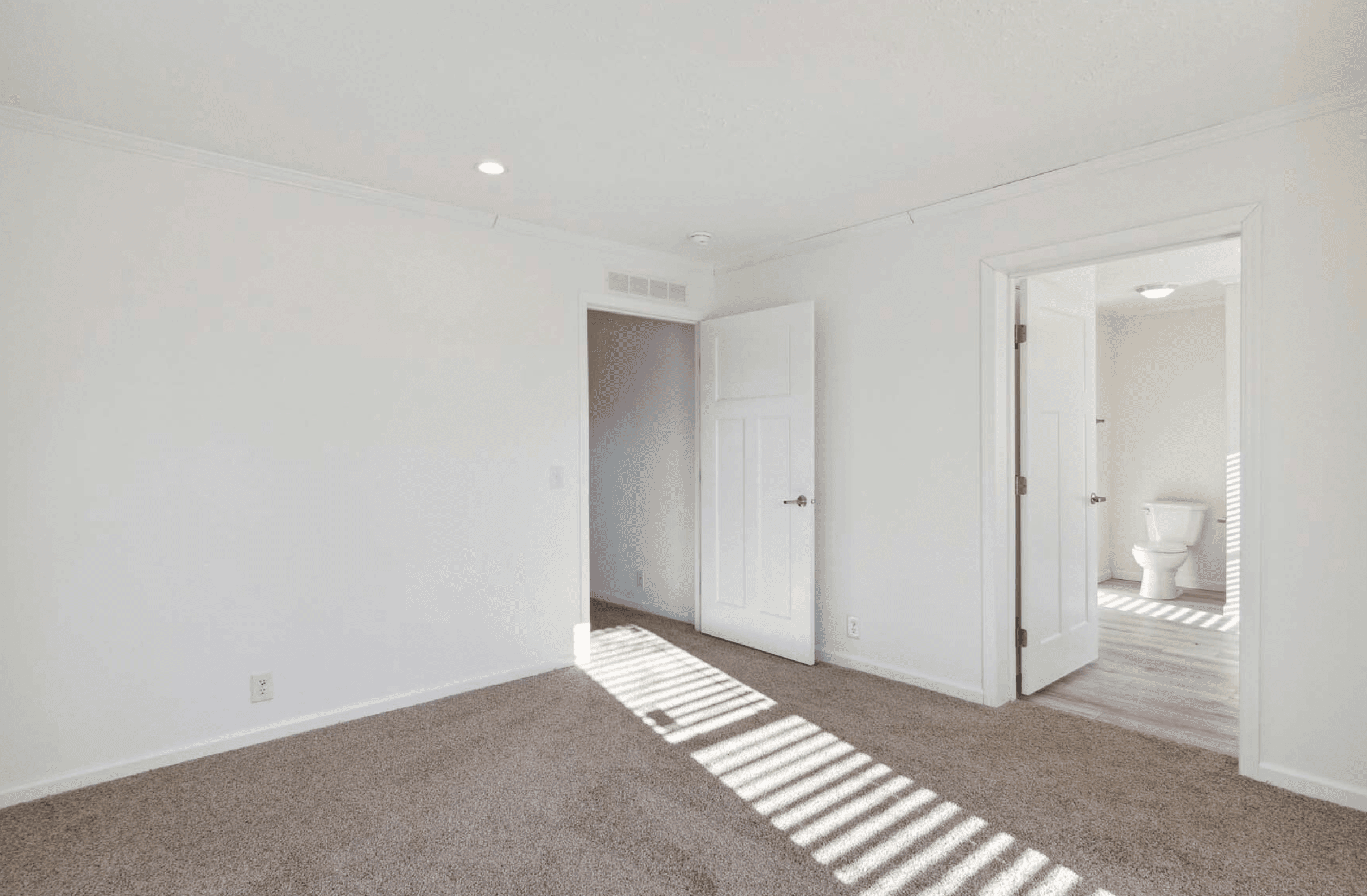 N679 bedroom home features