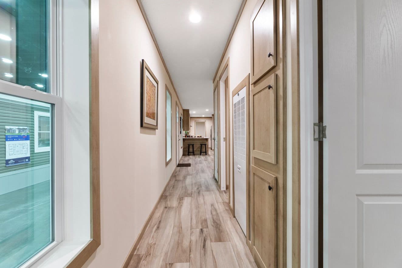 Ascension 16723h interior home features