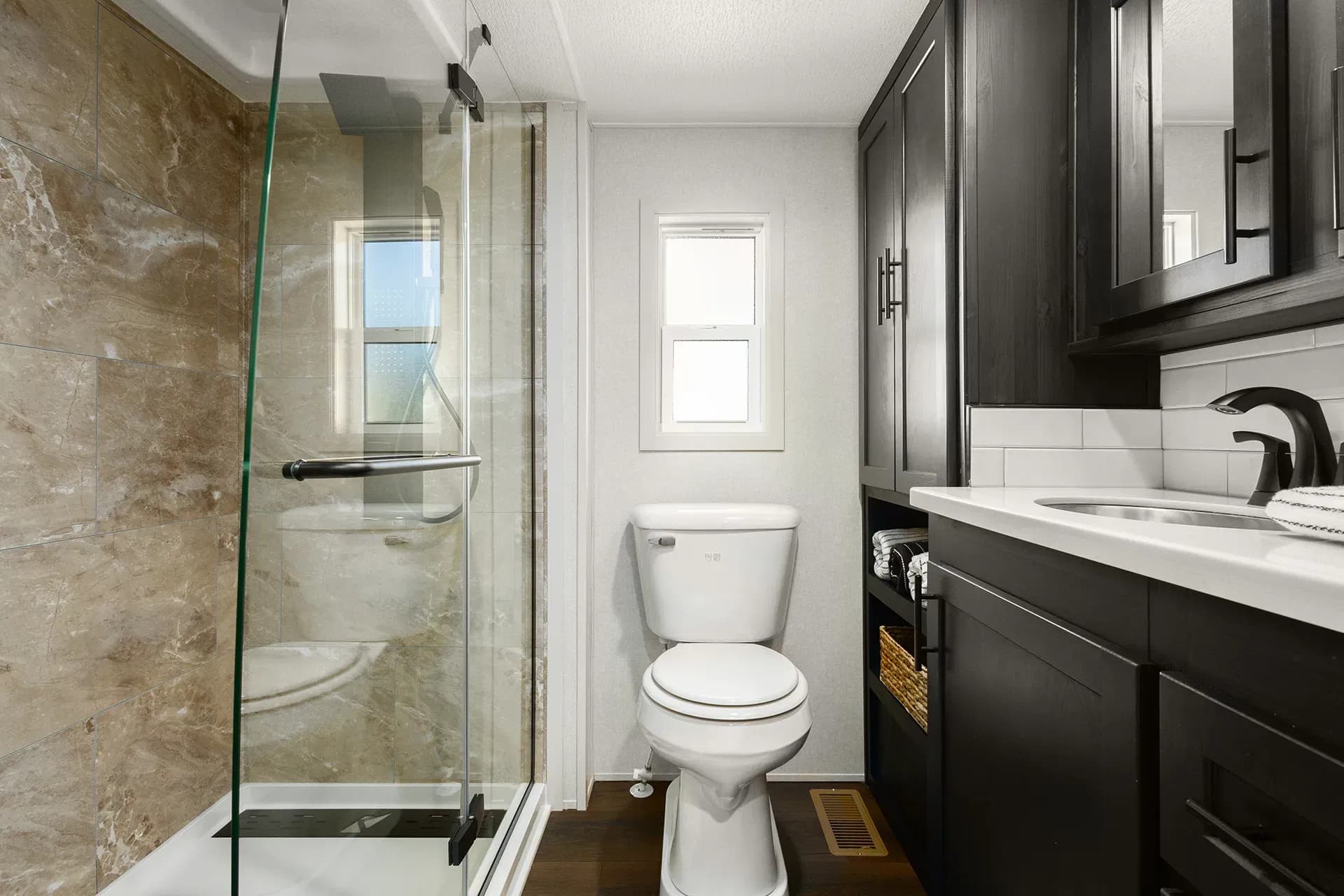 Eldorado 9033 bathroom home features