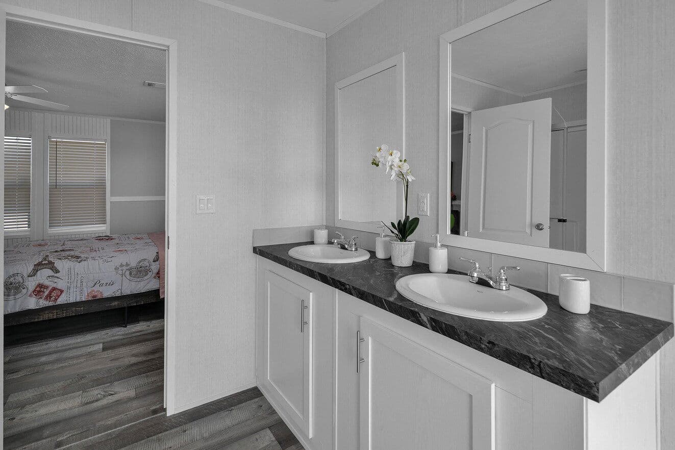 Valu premier 32684g interior and bathroom home features