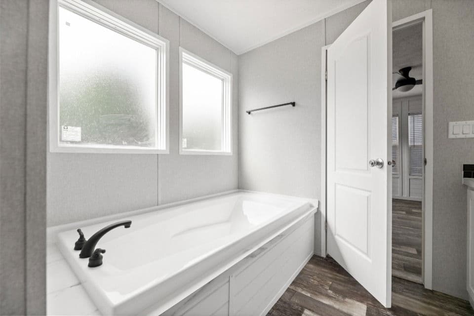 Verde ranch 28523n interior and bathroom home features