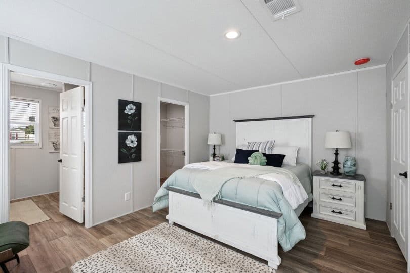 Valor 16763n bedroom home features