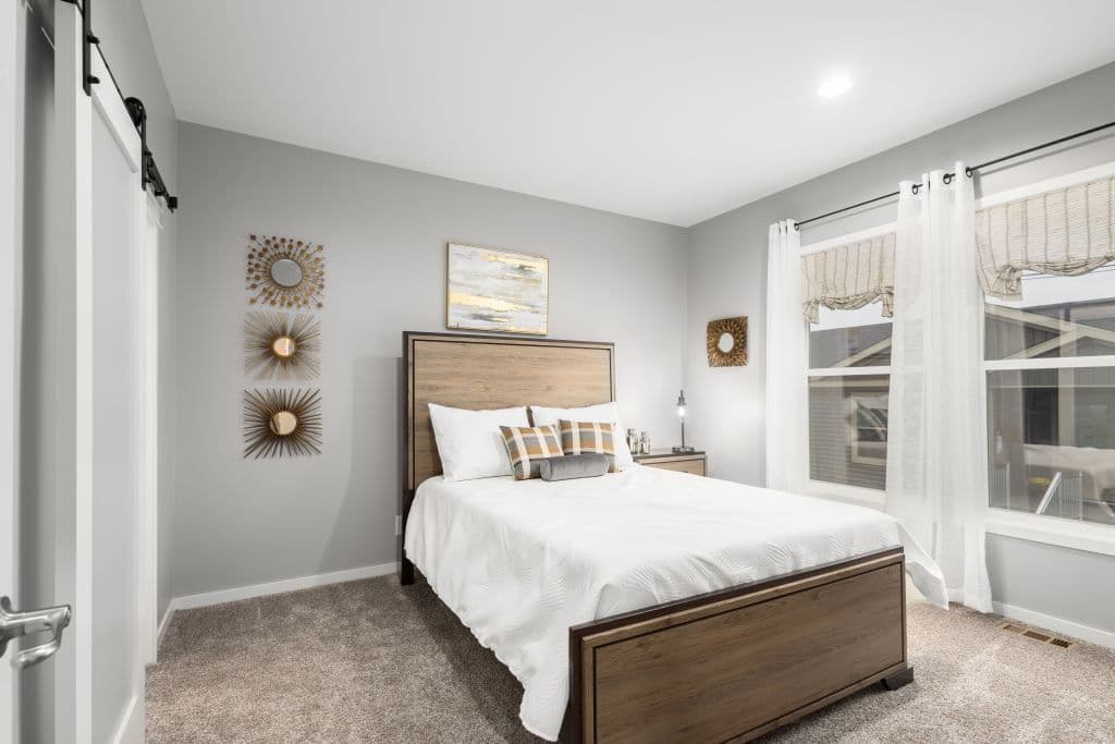 Pinecrest elite modular pgm5009-p bedroom home features