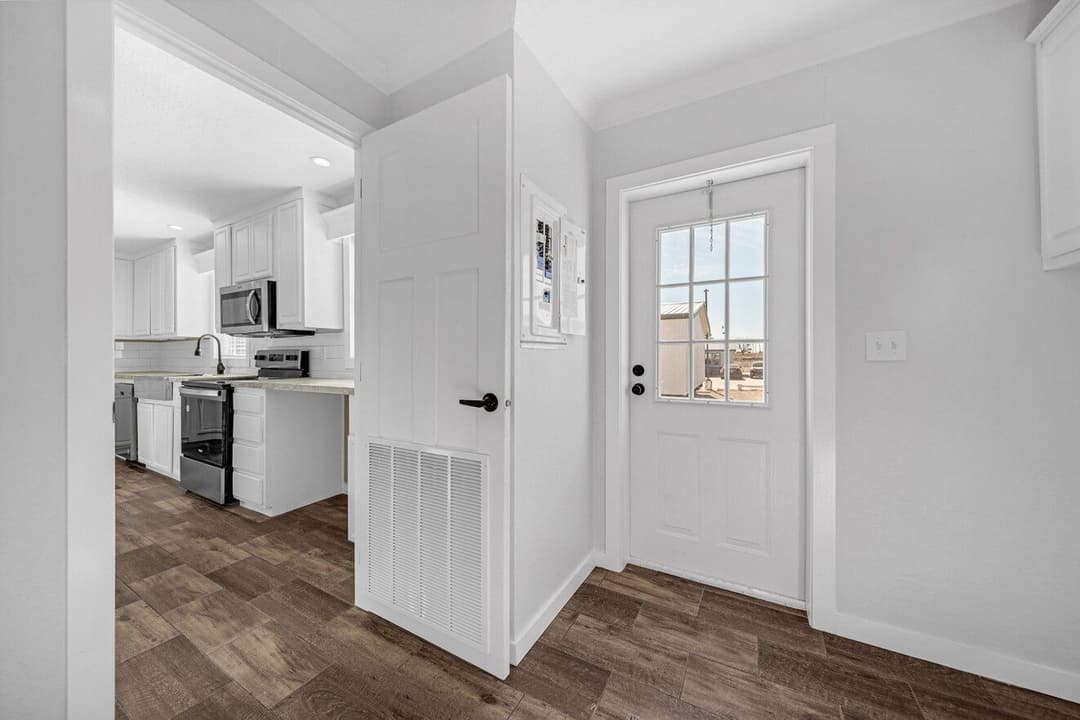 Sapphire 28663a interior home features