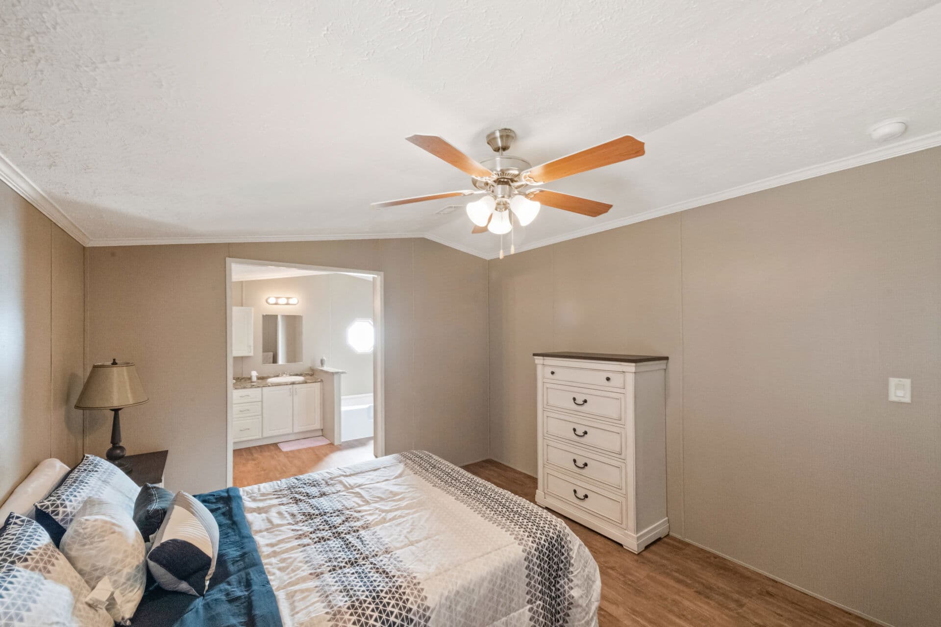 Ultra 18-wide h-18×80-32f bedroom home features