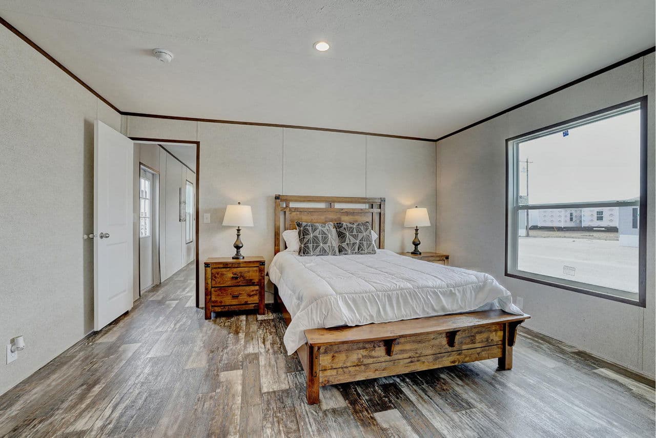 Prime 1676h42p01 bedroom home features