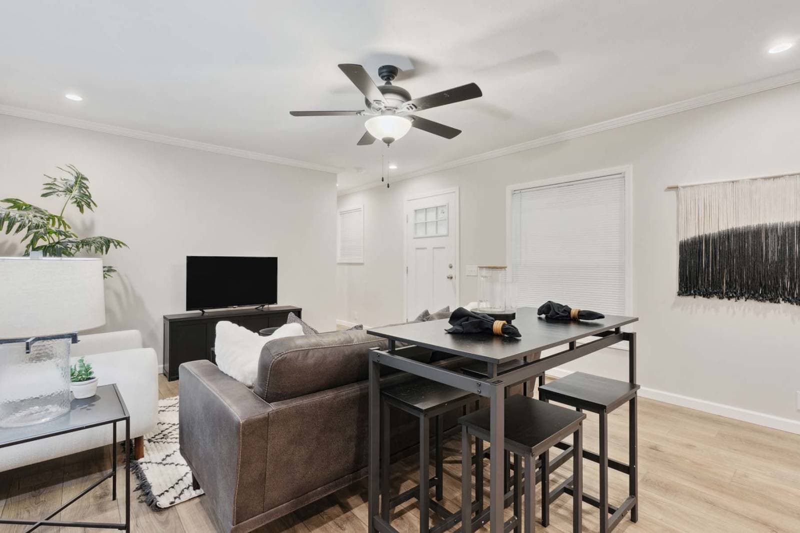 C819 interior home features