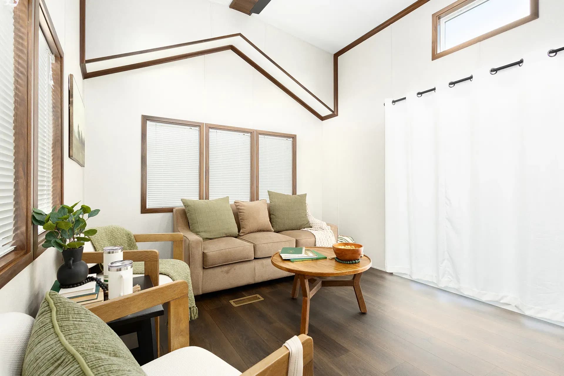 Canvas 7002wd interior home features