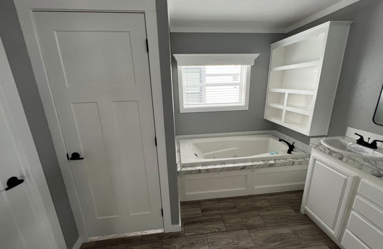 Solitaire 28684a bathroom home features