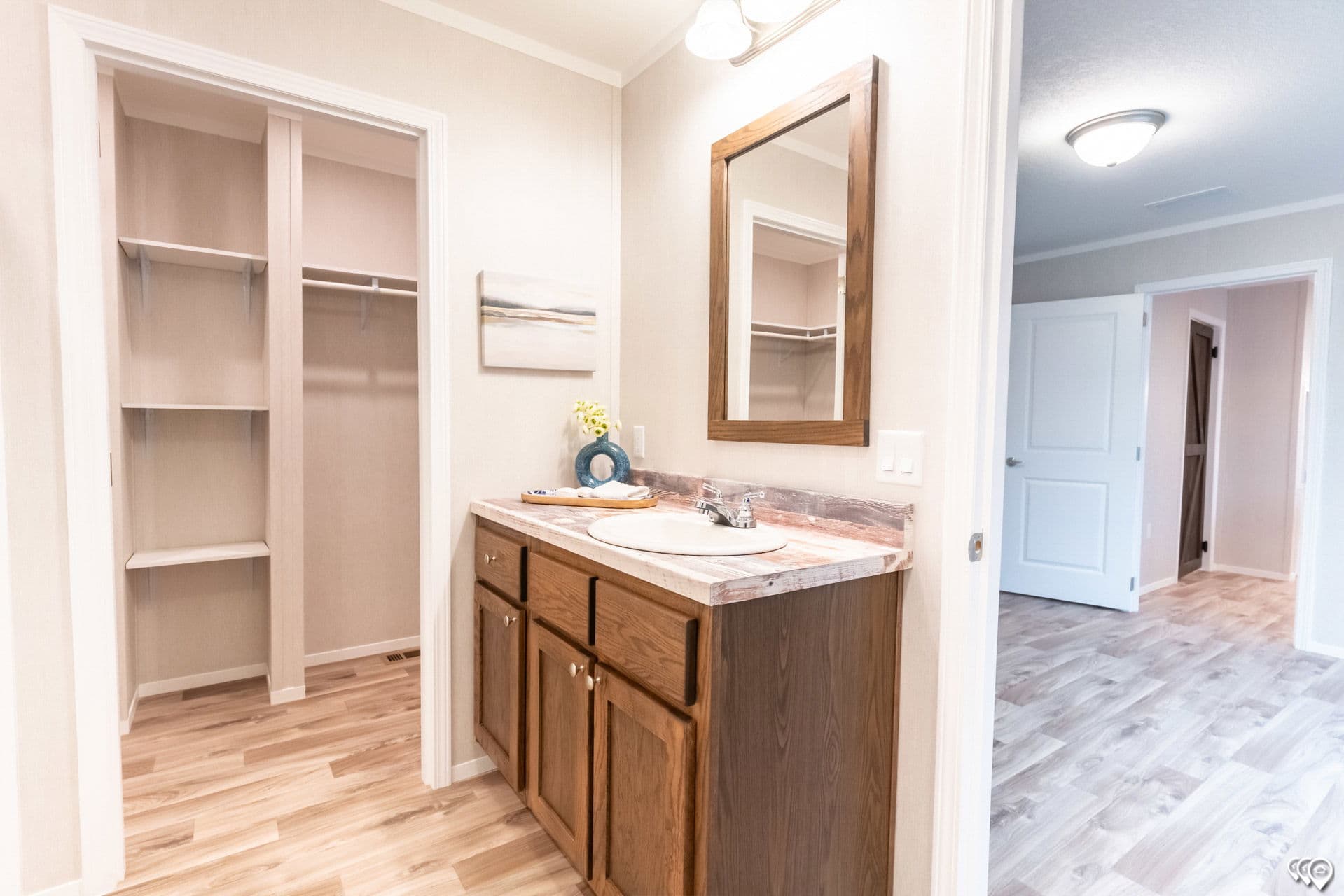 Arc1680-8012 bathroom home features