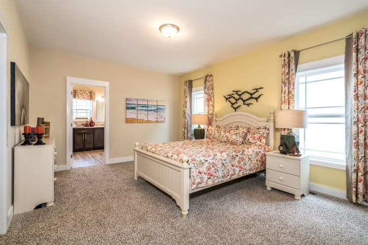 Oakmont 42623a bedroom home features