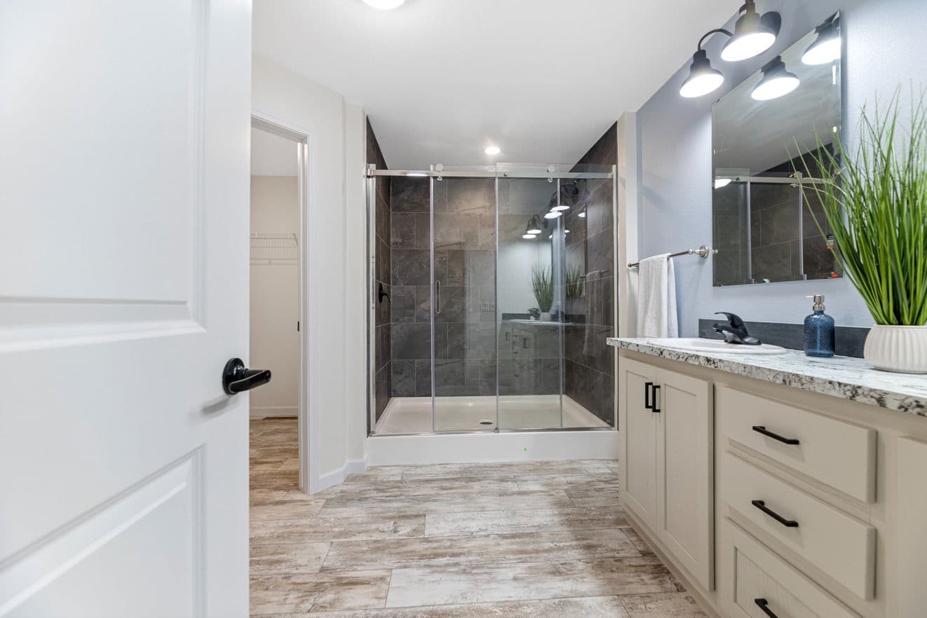 The mille lacs 184051 bathroom home features