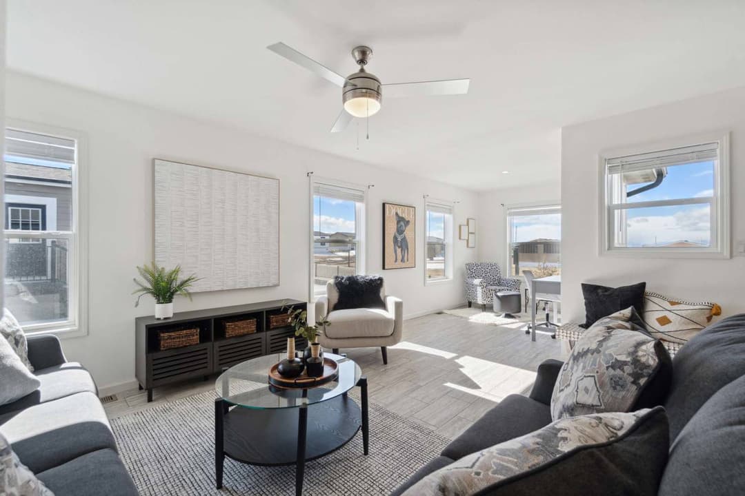 Aurora-e interior home features