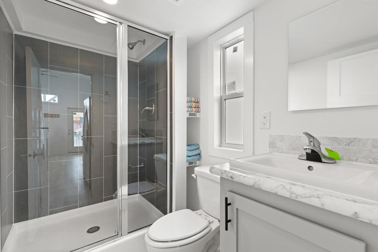 Park model 4110 bathroom home features