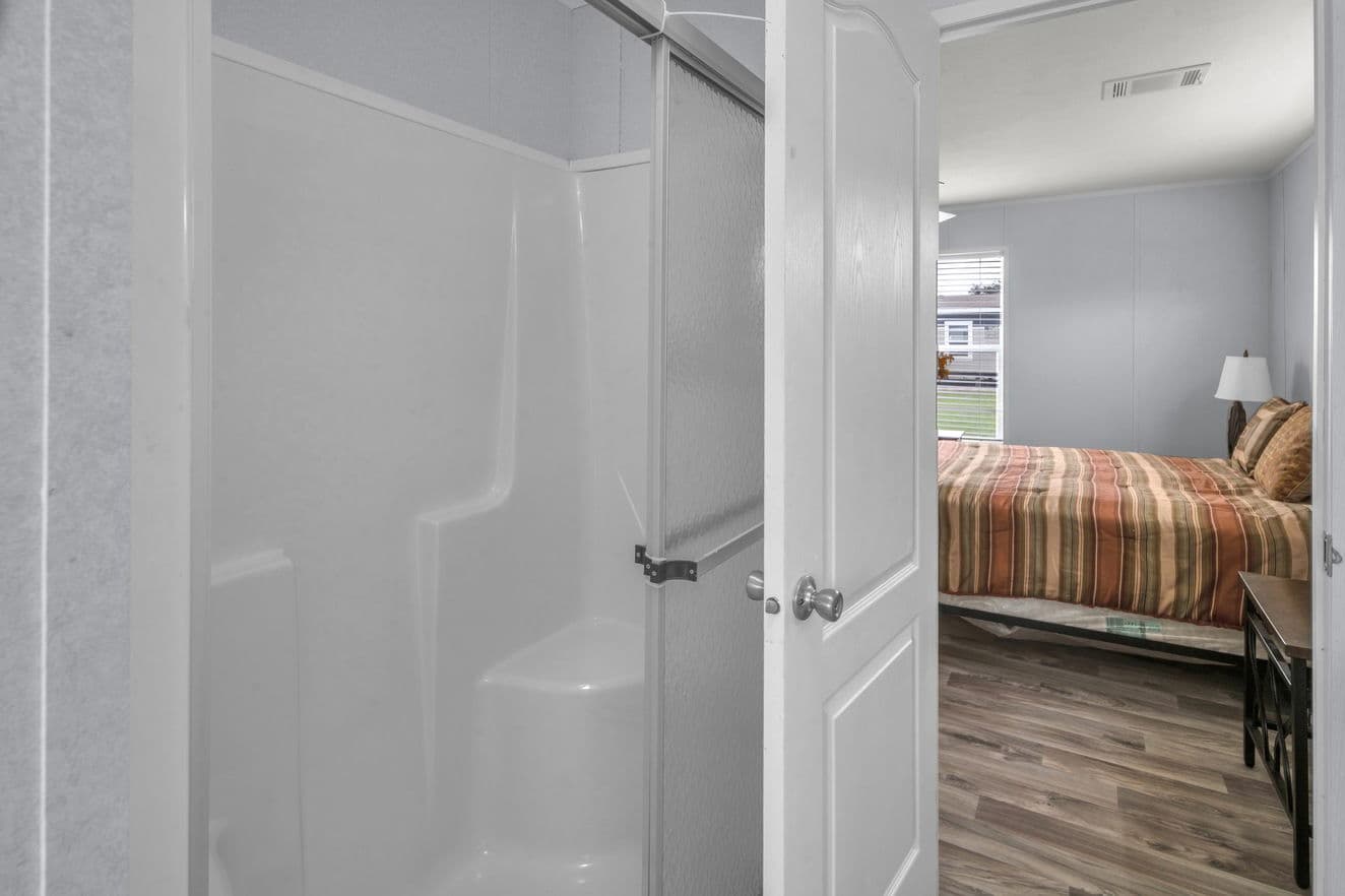 Valu 28483u interior and bedroom home features