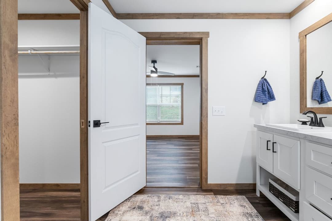 Farm 3 flex bathroom home features