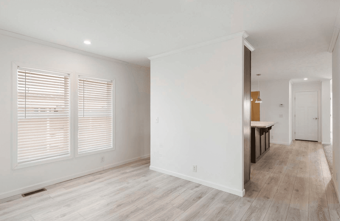 N679 interior home features