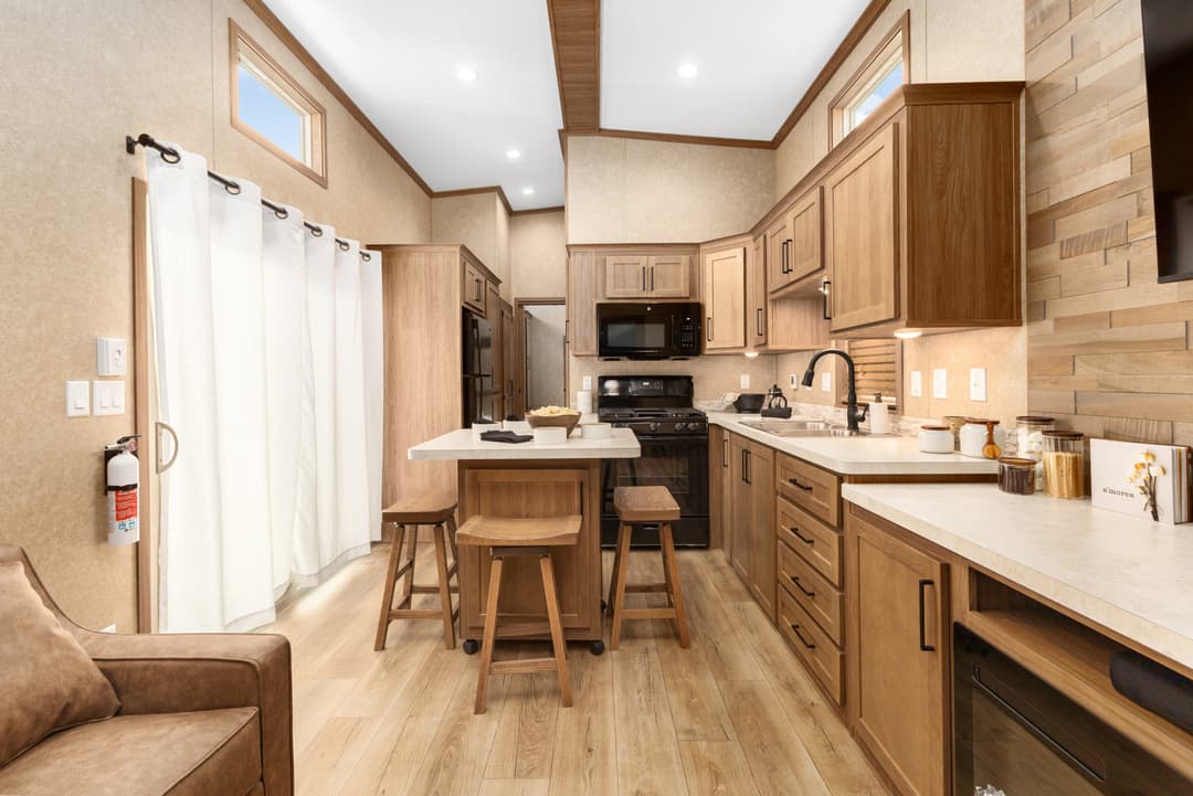 Lakeside 8180 interior home features