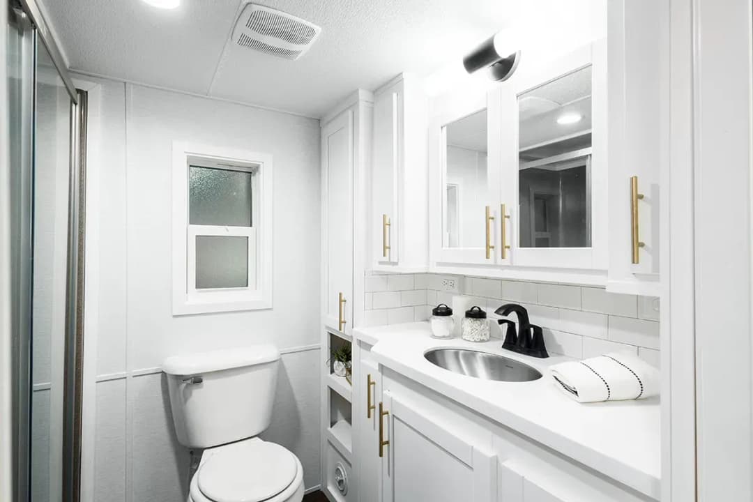 Eldorado 9043 bathroom home features