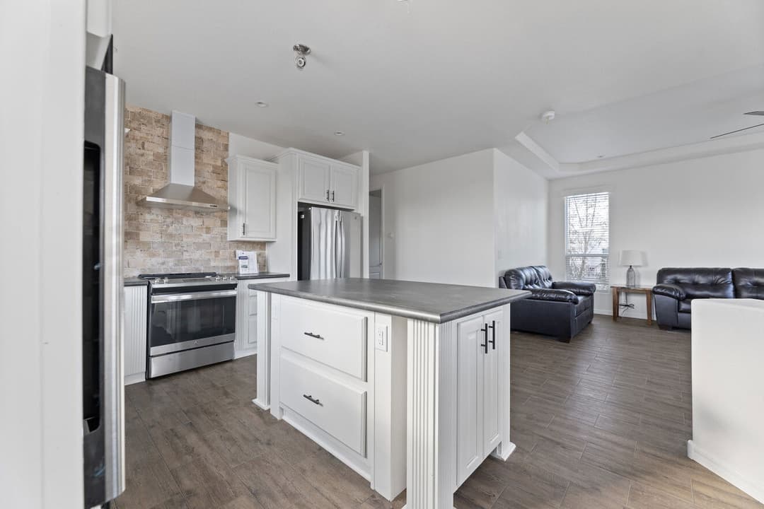 Pacifica  interior and kitchen home features