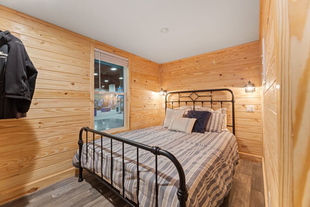 Eagle loft 13291p bedroom home features