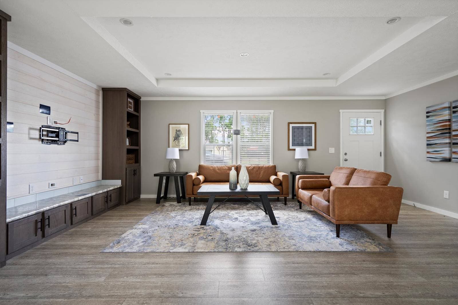 Pursuit interior home features