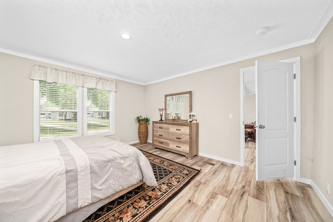 X model 32684x bedroom home features