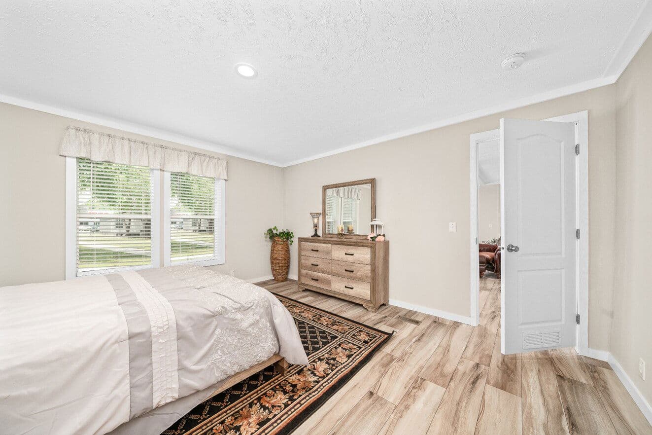 X model 32684x bedroom home features