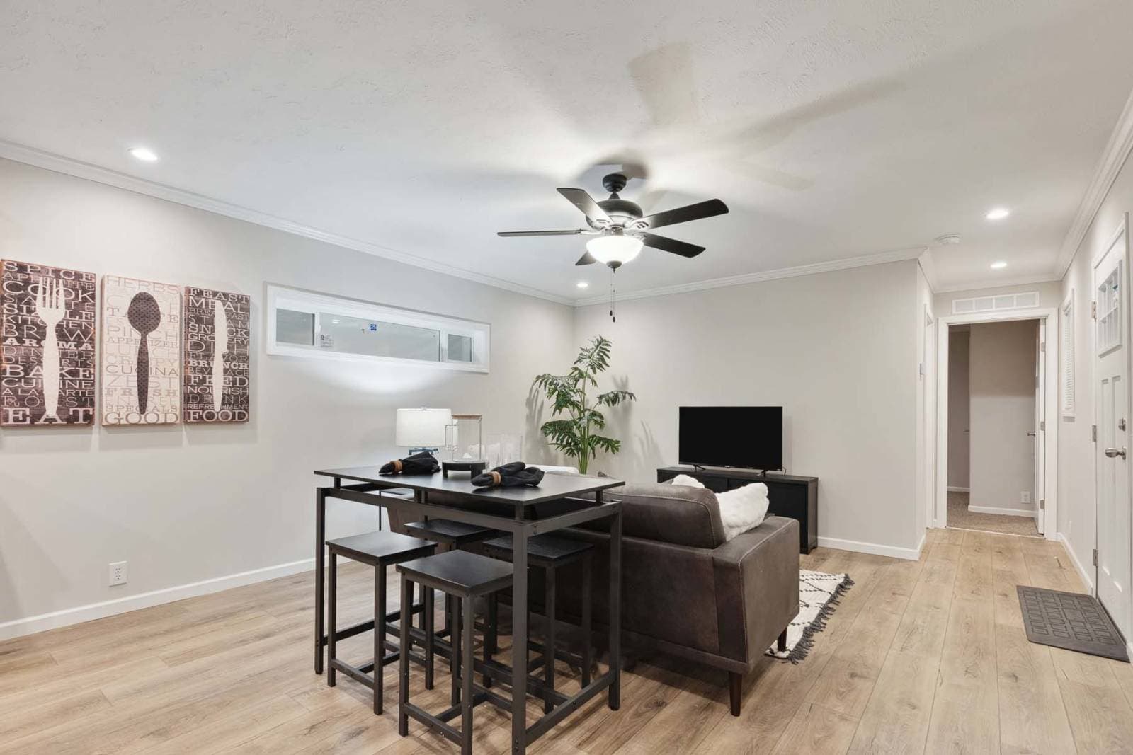 C819 kitchen home features