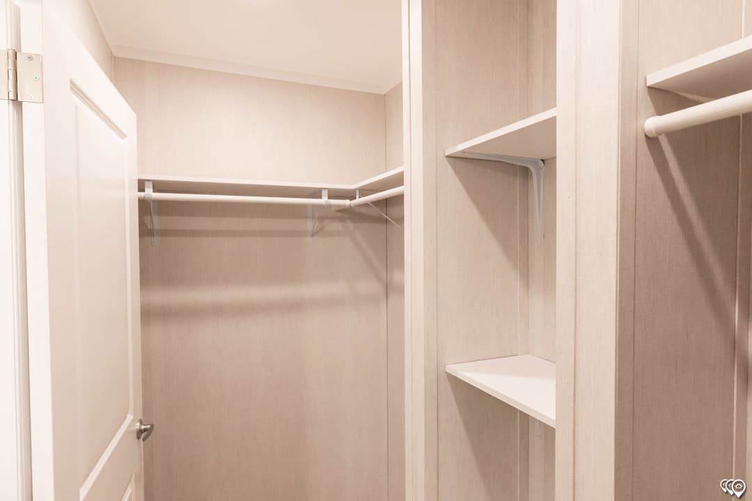 Arc1680-8012 interior home features