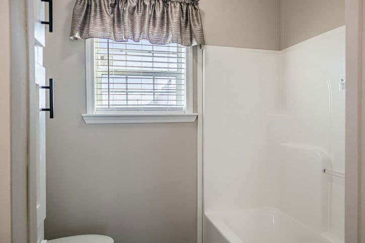 King 32764b bathroom home features