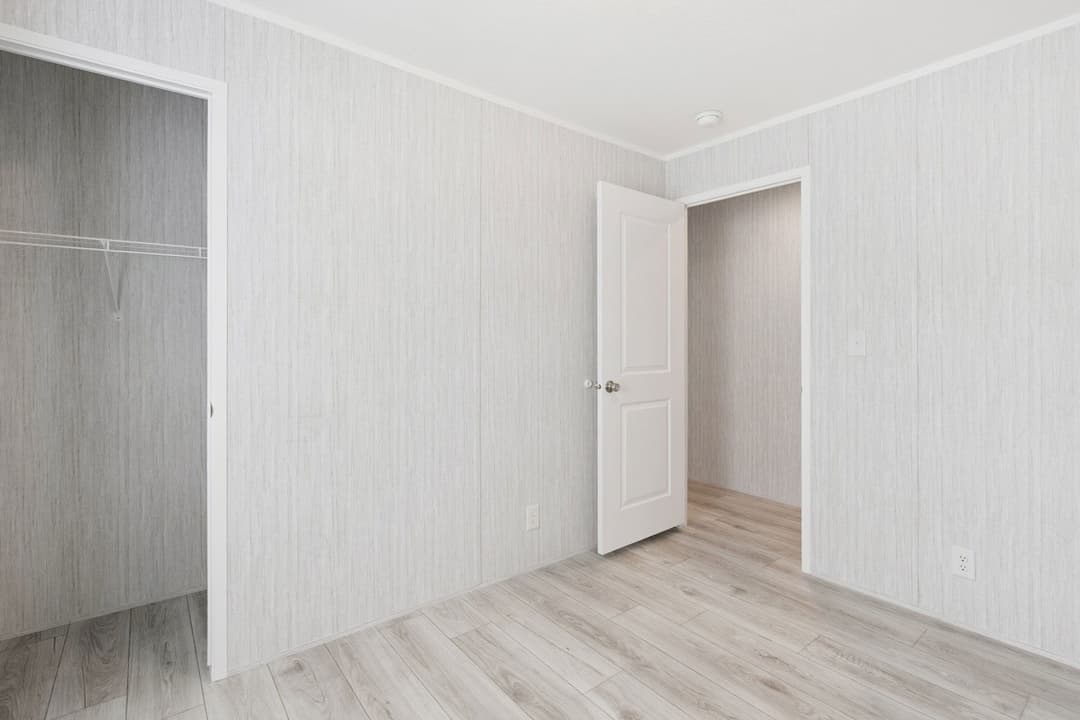 Achiever 6902 bedroom home features