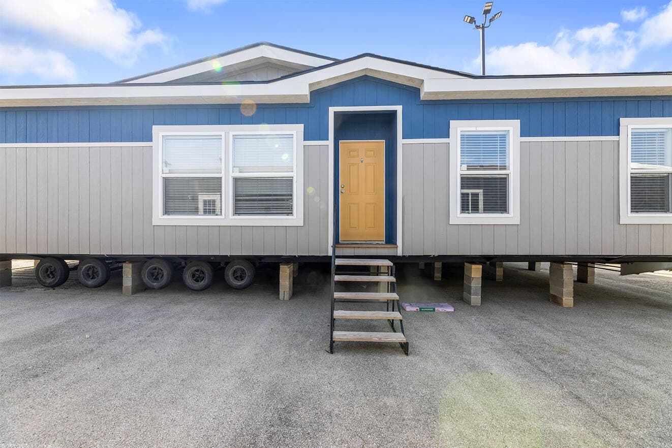 Sheridan 30483s elevation and exterior home features