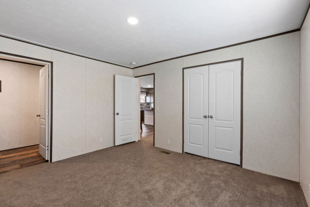 Express 28443w bedroom home features