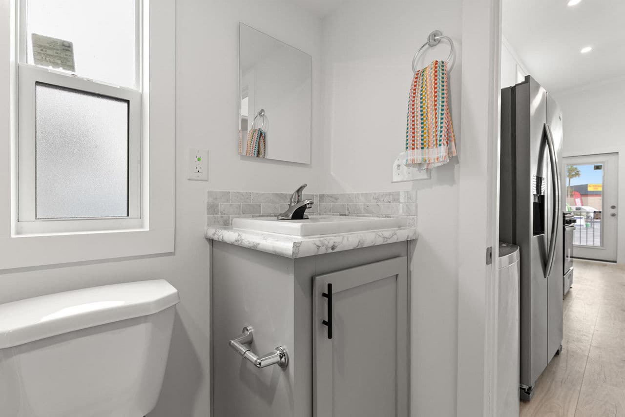 Park model 4110 bathroom home features
