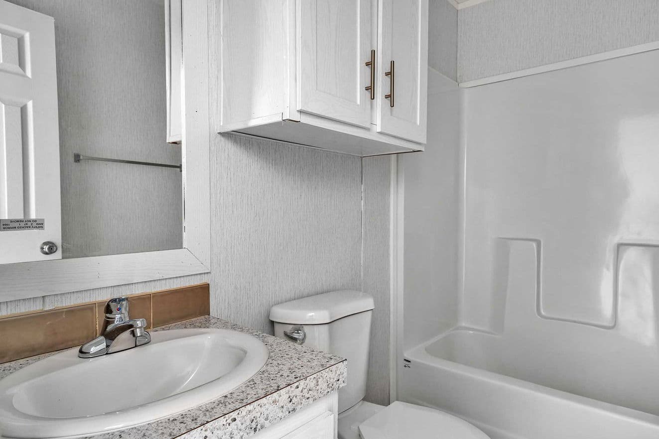 Pinnacle 16763l bathroom home features