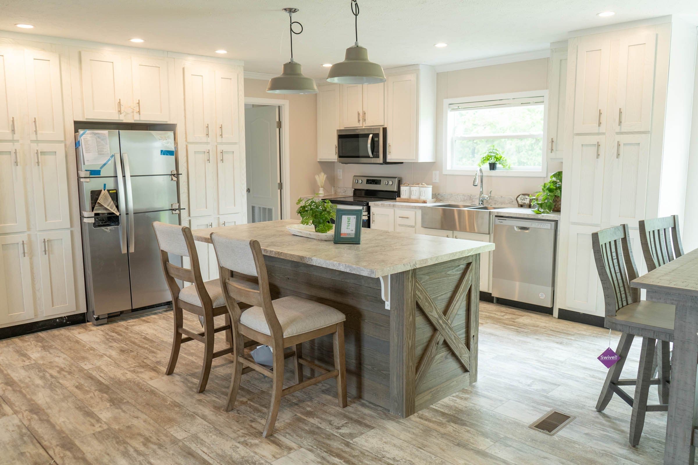 Luna hero and kitchen home features