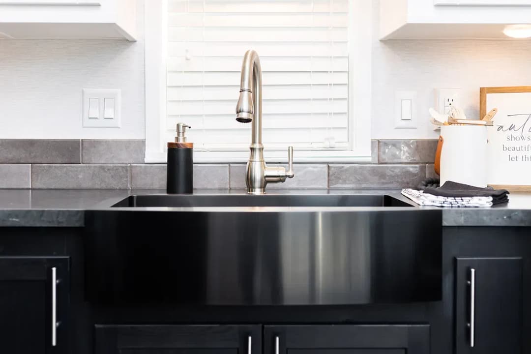 Island 6243 kitchen home features