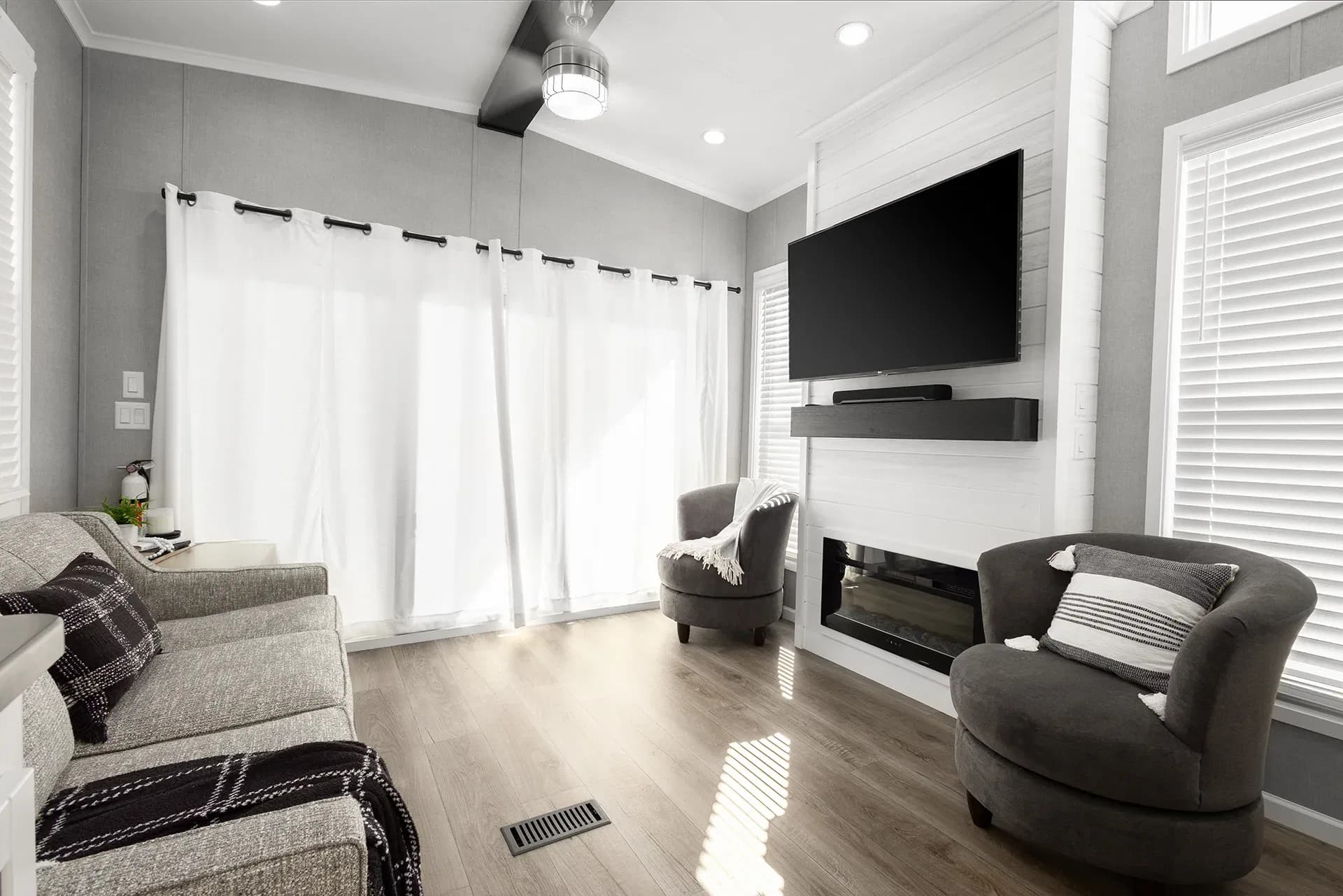 Eldorado 9043 interior home features