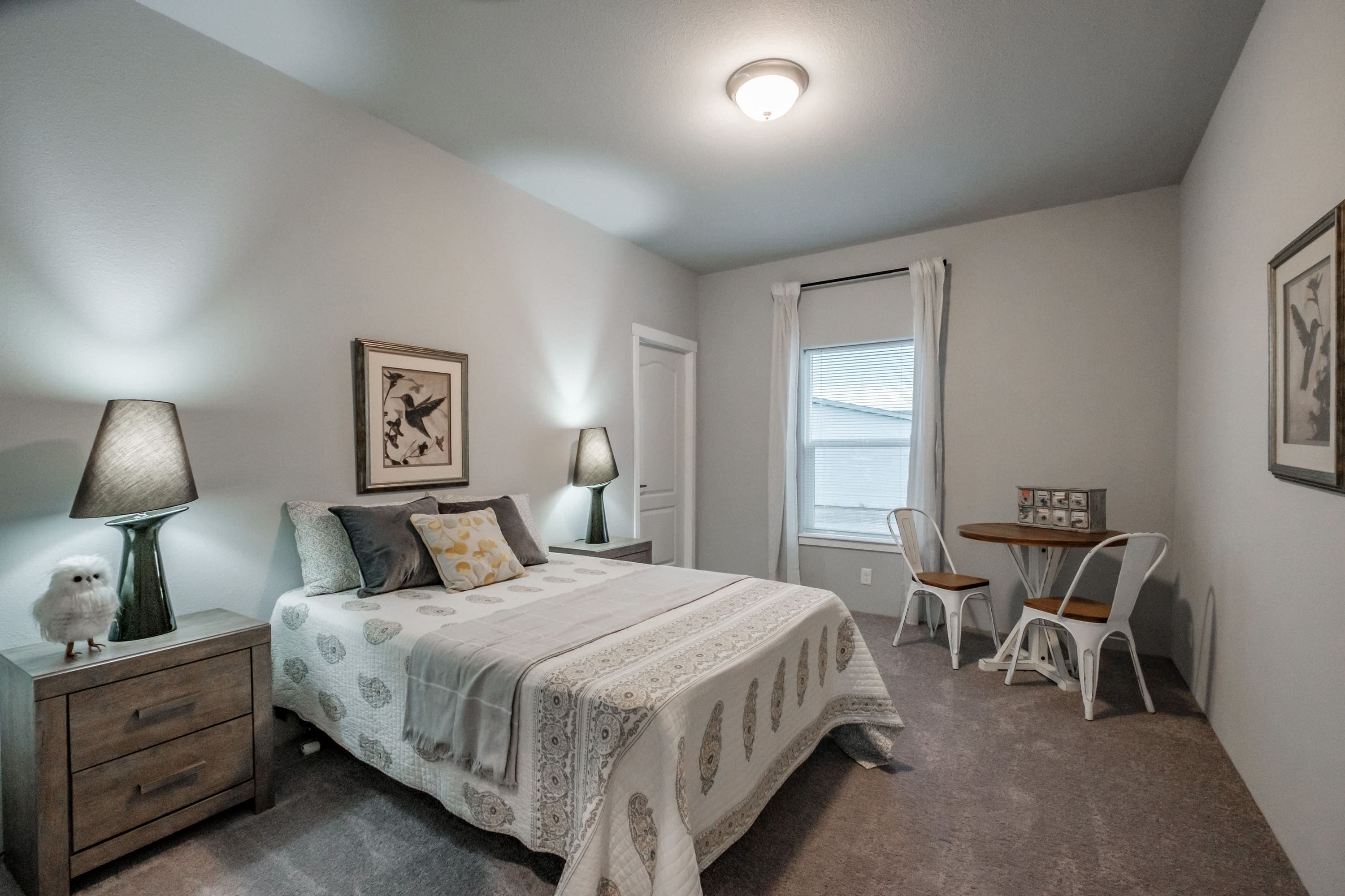 Farm house bedroom home features