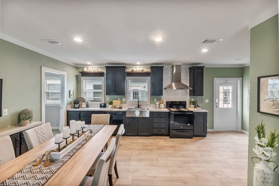 Heartland 30524h kitchen and hero home features