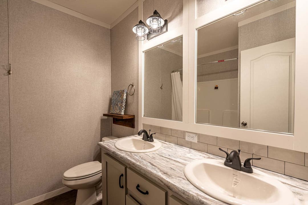 Magnum 32764m bathroom home features