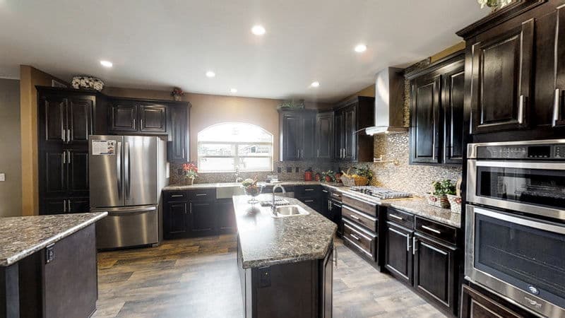 The mountain lodge 185015 hero and kitchen home features